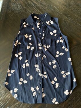 Ann Taylor Navy Sleeveless Button-Down Top with Blush Floral Print Small